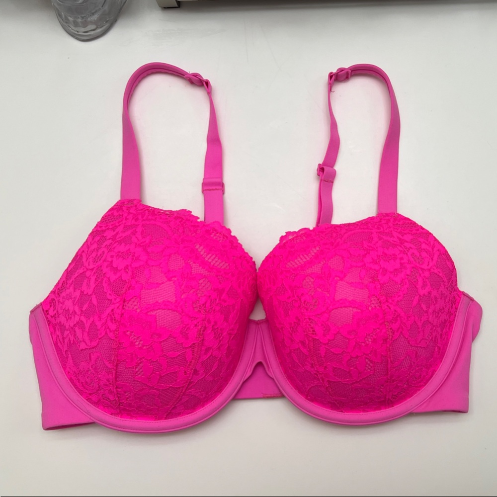 SKIMS pink lace T-shirt bra EUC worn once 36D